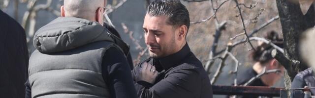 CELA SRBIJA PLAČE: Potresna scena na SAHRANI Dragana Lazića - Darko izrazio želju da se STAVI JEDAN PREDMET U SANDUK! (VIDEO)
