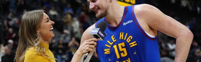 AMERIČKA NOVINARKA VIDELA TRANSPARENT NA ĆIRILICI - ODMAH SE OGLASILA NA MREŽAMA! Čuvenu Kejti Vindž zaintrigirala poruka Jokićeve navijačice!