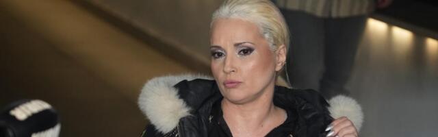 MAJA NIKOLIĆ UZJAHALA KVAD! Pevačica u haljinici leti pored polja suncokreta, kadrovi se šire internetom