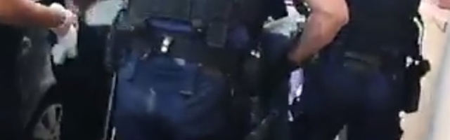 Ponašala se kao da se ništa ne dešava, a policajci nisu mogli da prestanu da zure u nju