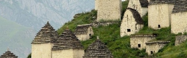 Rusko selo Dargavs je nekropola koja ne može biti sablasnija, gde god se okreneš vide se lobanje