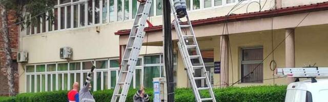 Devet sati bez signala SBB u Leskovcu zbog obaranja bandere automobilom, nadležne službe „brze“ kao puževi! 