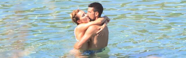 TALAS STRASTI! Novak i Jelena RAZMENJUJU POLJUPCE U MORU na zasluženom odmoru, ponašaju se kao da su sami na svetu! (FOTO)