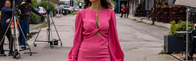 DEKOLTE U PRVOM PLANU! Danijela Dimitrovska GRMI na crvenom tepihu na premijeri filma "Povratak Žikine dinastije"! (VIDEO)