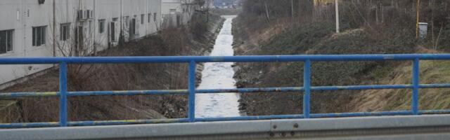 Topčiderka promenila boju, koritom teče roze voda