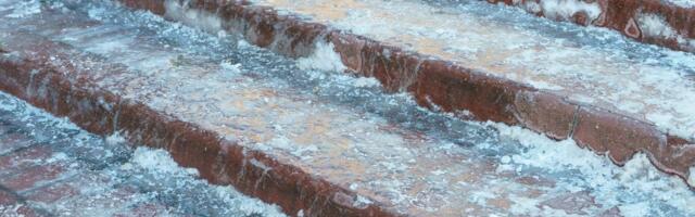 Proklizavanja i padovi na ledu: Hitna celu noć intervenisala