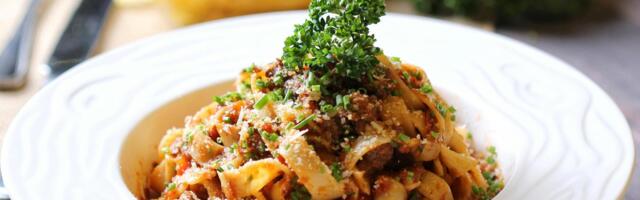 Recept za kremastu karbonaru sa prolećnim povrćem koja se pravi brzo i lako