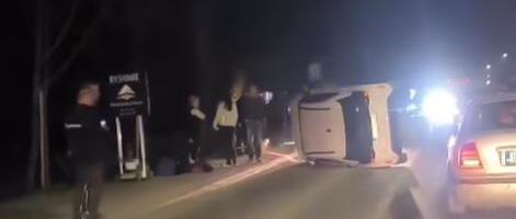 AUTOMOBIL ZAVRŠIO PREVRNUT NA BOK! Saobraćajna nesreća u Čačku: Uviđaj u toku (VIDEO)