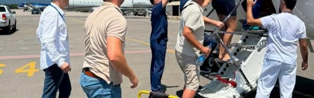 Prvi avion Vlade Srbije sleteo u Niš, prevezeno četvoro pacijenata povređenih u nesreći u Crnoj Gori