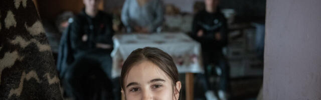 Mala Zorica spava u kući koja se ruši: Porodica se kupa u šupi, a za koru hleba zarađuju u štali - Ova priča slama srca