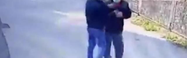 Lopov u Beogradu oborio deku sa štapom, maltretirao i udarao dok ga nije pokrao