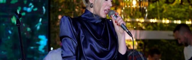 Uska haljina, gola leđa: Jelena Rozga - čist spektakl (VIDEO)