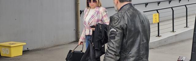 (VIDEO) Nedu Ukraden u ovakvom izdanju do sada nismo videli, jedan detalj svi komentarišu: Pevačica sletela u Srbiju, zet se ne odvaja od nje, vuče joj kofer