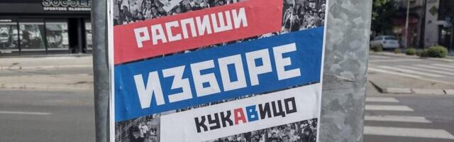 Centar Kragujevca prelepljen plakatima: Raspiši izbore, kukavico