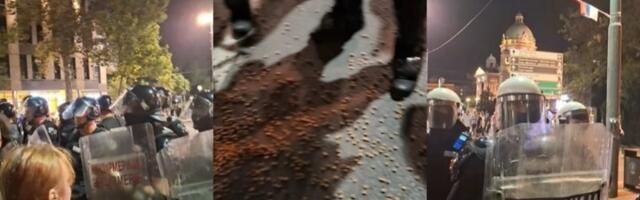 Beograđani policajcima koji čuvaju Ćacilend dali PSEĆU HRANU  (VIDEO)