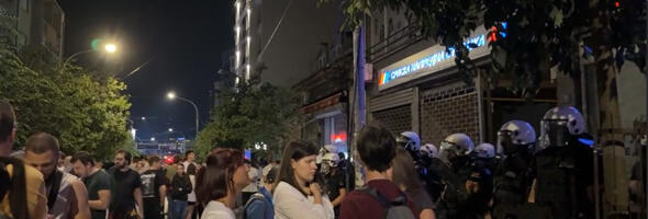 PROTEST kod SNS-a: Ispred prostorija stranke kordon policije, građani prave buku pištaljkama i puštaju muziku