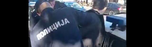 Učenici gimnazije u Šapcu započeli trodnevnu blokadu: Jedna osoba privedena ispred škole