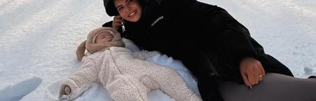 AZRA OTIŠLA SA PORODICOM U AMERIKU, TAMO IH DOČEKALA SITUACIJA KOJU NJENA ĆERKA VIDI PRVI PUT: Šestomesečnu ćerku obukla u skafander i bacile se u sneg (FOTO)