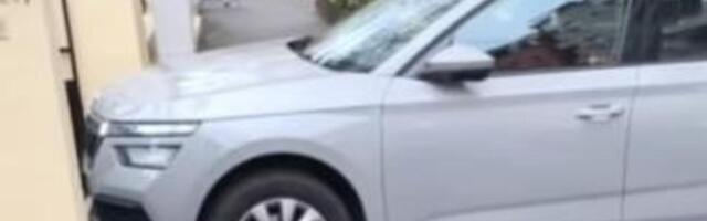 Prolaznik brutalno očitao lekciju bahatom vozaču! Video nepropisno parkiran auto, uzeo kesu, pa počeo da... (VIDEO)