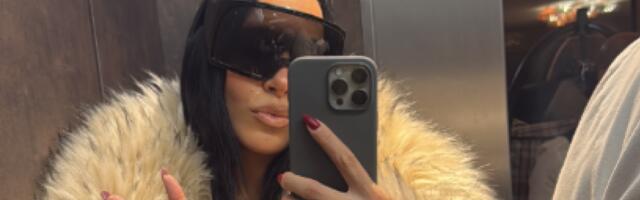 Grudi prelivaju iz krzna, šlic otkopčan do kraja... Pevačica kao iz filmova za odrasle