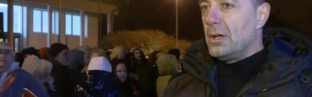 Protest ispred policijske stanice u Kosjeriću, građani traže da se razjasni uloga predsednika opštine u tri incidenta