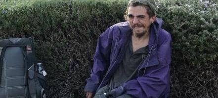 Glumac snimljen kako baulja ulicama i moli za drogu: Dotakao je dno, čak ga se i majka odrekla