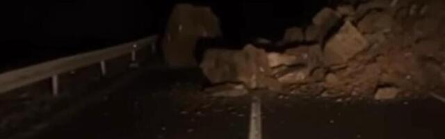 Nekoliko tona kamena sručilo se na Ibarsku magistralu! Potpuni zastoj saobraćaja VIDEO