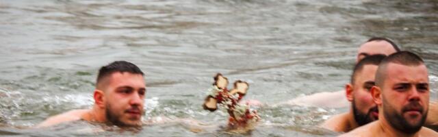 Zašto se na Bogojavljenje pliva za časni krst? Otkad je hrišćanstva postoji i ovaj običaj, ima jaku simboliku