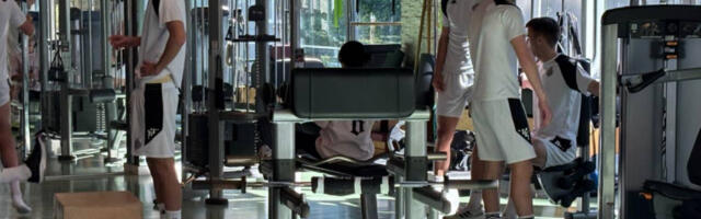 HILJADE I HILJADE SKLEKOVA I TRBUŠNJAKA: Sportissimo u teretani sa fudbalerima Partizana (VIDEO, FOTO-GALERIJA)