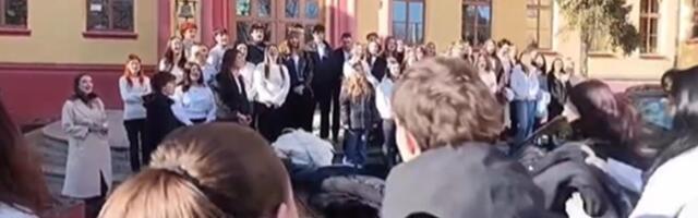 "Nisi poželjan u našoj školi“: Đaci Karlovačke gimnazije odbili da pevaju pred predsednikom Opštine (VIDEO)