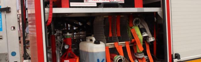 Gori porodična kuća u Zemunu, vatra zahvatila krov