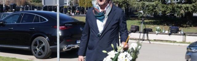 OSTOJA MIJAILOVIĆ NA POMENU SAŠI POPOVIĆU: Slomljen od bola, a u ruci je nosio OVO