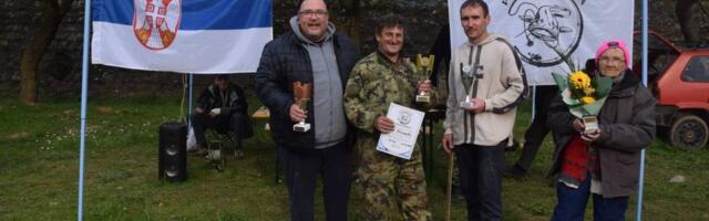 Baka posramila pecaroše! Negica i u osmoj deceniji peca, ljudi veruju da ima magični mamac