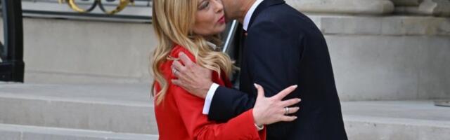 UHVATIO I NE PUŠTA! Pogledajte kako je Emanuel Makron dočekao i izljubio Đorđu Meloni - SNIMAK POSTAO VIRALAN! (VIDEO)