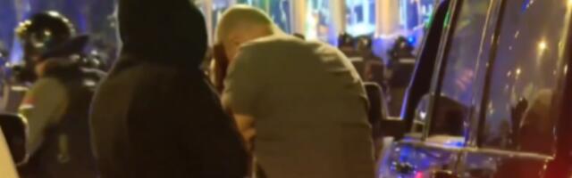 Uznemirujuće scene! Osvanuo snimak policajca kome su blokaderi razbili glavu (VIDEO)