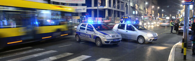 Građani razbijali vrata da oslobode vozača autobusa, udarali i rukama i nogama: Detalji nesreće na Brankovom mostu!