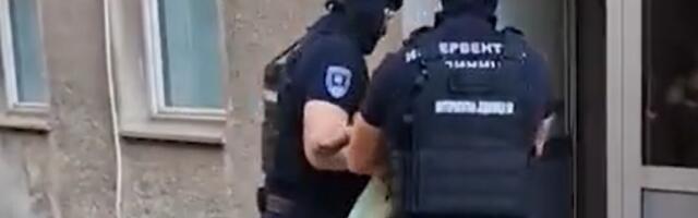 POKUŠAO DA BEGUNCU SREDI DOKUMENT! Uhapšen policijski službenik iz Kragujevca zbog ZLOUPOTREBE službenog položaja!