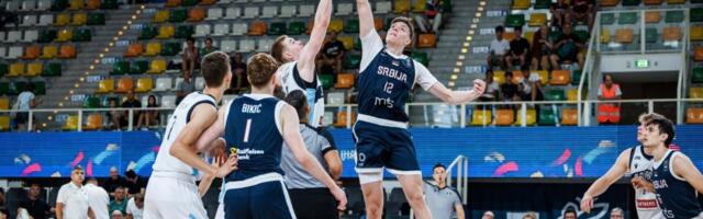 U18 reprezentacija Srbije mučila se 28 minuta, pa razbila Slovačku, Maksić najduže na parketu
