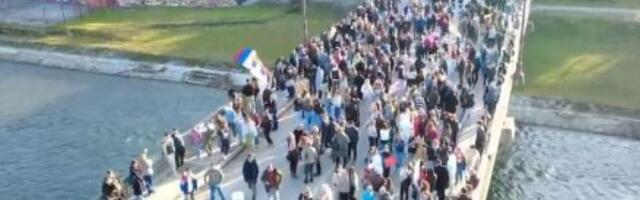 Nekoliko hiljada građana blokiralo mostove u Čačku (VIDEO)