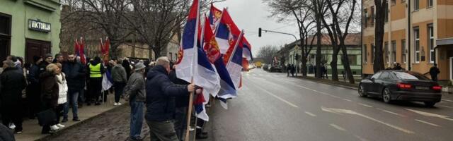 Vučić i Pelegrini u Bačkom Petrovcu: Jake snage Žandarmerije opkolile nekolicinu mirnih protestanata (VIDEO)