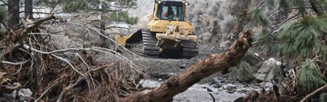 (VIDEO) Nezapamćeno razaranje u Kaliforniji! Ima mrtvih, voda nosi sve pred sobom, kamen na kamenu nije ostao