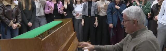 Dirljiv snimak: Ovako su gimnazijalci pesmom ispratili profesora Baneta u penziju