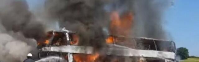 AUTOBUS SA SKORO 50 PUTNIKA SE ZAPALIO NA AUTO-PUTU: Užas kod komšija!