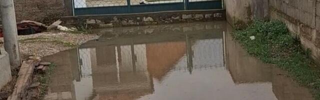 Meštani Krušca gaze kroz „mini jezero“ da bi stigli do škole i autobusa