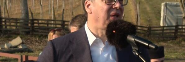 UŽIVO VUČIĆ OBILAZI SELO KOTRAŽA U LUČANIMA, VELIKI BROJ LJUDI SE OKUPIO DA GA POZDRAVI Stiže voodovod i putevi! Ljudi iznose zahteve predsedniku