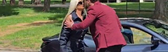 OVO JE DARIN MLAĐI DEČKO KOJEG JE KRILA GODINU DANA Pevačicu dovezao u besnom ferariju, a onda je pao POLJUBAC (VIDEO)
