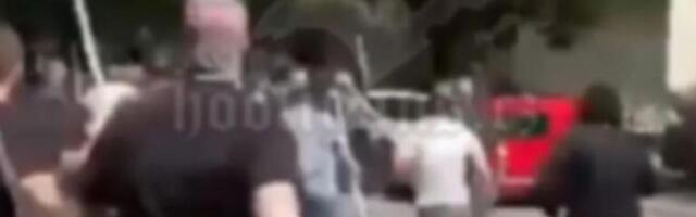 (VIDEO) Brutalna tuča Delija i Grobara u Zemunu: Huligani se jurili motkama po ulici!