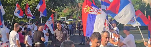 NAROD ČEKA VUČIĆA Predsednik u poseti Jadranskoj Lešnici, građani ga dočekuju trobojkama (VIDEO/FOTO)