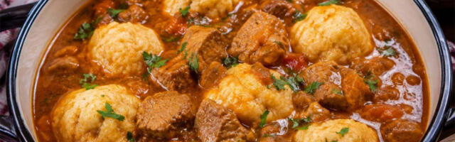 SVINJSKI GULAŠ sa mekanim knedlama: Bogat domaći ručak uz koji se tanjir briše hlebom (RECEPT)