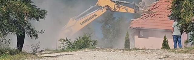 VIDEO: Srušen motel "Jezero" na Gazivodama, vlasnici podneli krivičnu prijavu